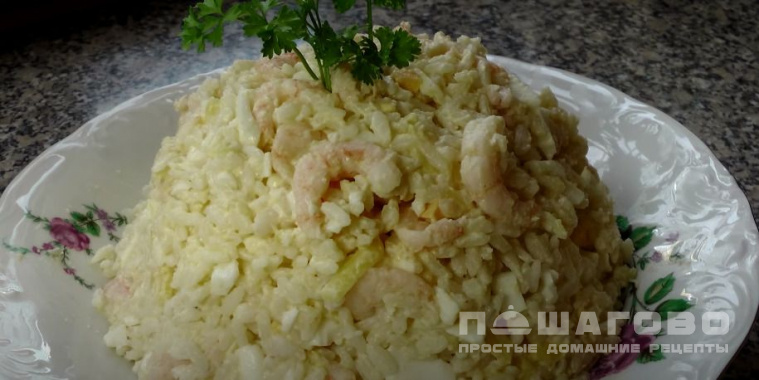 Салат с рисом, креветками и чесноком