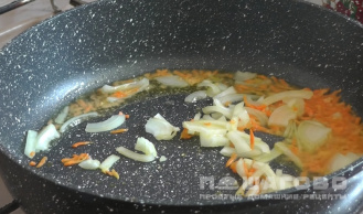 Фото приготовления рецепта: Суп с фрикадельками и грибами - шаг 5