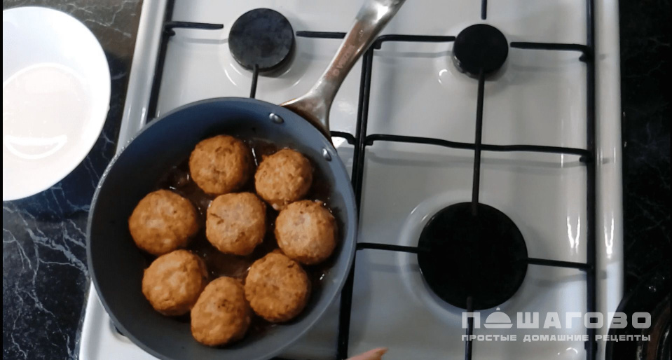 Фото приготовления рецепта: Тефтели из рыбного фарша с рисом - шаг 2