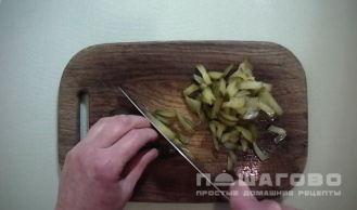 Фото приготовления рецепта: Бефстроганов из колбасы - шаг 2