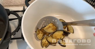 Фото приготовления рецепта: Овощи тушеные на сковороде с баклажанами и кабачками - шаг 1