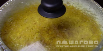 Фото приготовления рецепта: Рассыпчатый рис на гарнир на сковороде - шаг 5