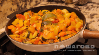 Фото приготовления рецепта: Рагу из тыквы и цукини с тушеными овощами - шаг 4