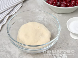 Фото приготовления рецепта: Сладкие вареники с ягодами - шаг 2