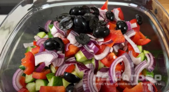 Фото приготовления рецепта: Греческий салат с бальзамическим уксусом - шаг 2