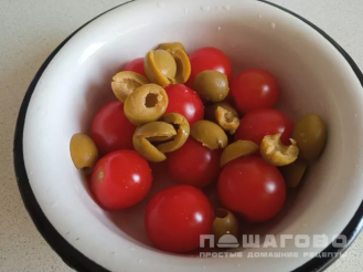 Фото приготовления рецепта: Омлет с помидорами черри и оливками - шаг 2