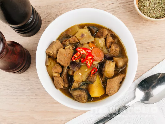 Рагу из свинины с овощами на сковороде