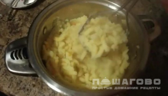 Фото приготовления рецепта: Постные картофельные зразы фаршированные грибами - шаг 3