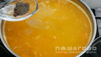 Фото приготовления рецепта: Суп рыбный из консервов горбуши - шаг 4