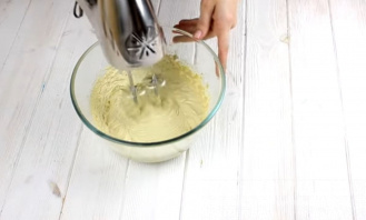 Фото приготовления рецепта: Меренговый рулет со сливочным кремом и клубникой - шаг 5