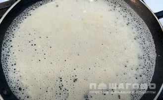 Фото приготовления рецепта: Воздушные тонкие блины на молоке - шаг 6