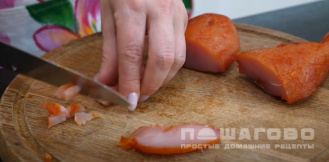 Фото приготовления рецепта: Салат из кукурузы и корейской моркови - шаг 2