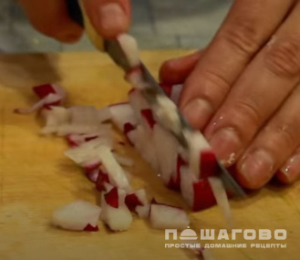 Фото приготовления рецепта: Окрошка с рыбой - шаг 4