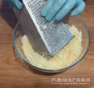 Фото приготовления рецепта: Тарталетки с сыром и чесноком - шаг 1