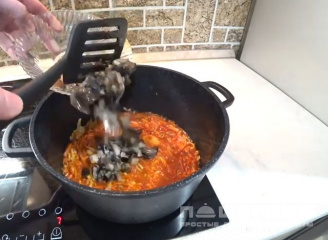 Фото приготовления рецепта: Домашняя солянка с мясным ассорти русская - шаг 5