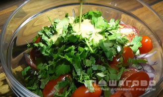 Фото приготовления рецепта: Салат с тунцом и фасолью по-тоскански - шаг 8