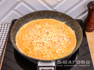 Фото приготовления рецепта: Омлет с ветчиной, помидорами и сыром - шаг 7