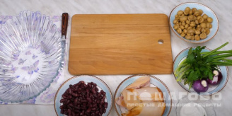 Фото приготовления рецепта: Салат с фасолью и маринованными грибами - шаг 1