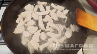 Фото приготовления рецепта: Бефстроганов из курицы со сметаной - шаг 1