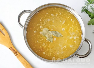 Фото приготовления рецепта: Суп харчо с тушенкой - шаг 2