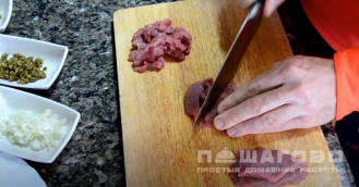 Фото приготовления рецепта: Тартар из говядины с каперсами - шаг 1