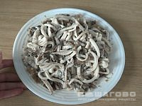 Фото приготовления рецепта: Салат из кальмаров с грибами - шаг 3