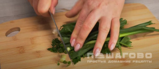 Фото приготовления рецепта: Овощной салат со сметаной и зеленью - шаг 4