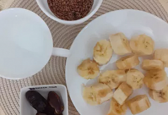 Фото приготовления рецепта: Льняная каша с бананом и финиками - шаг 2