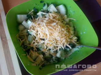 Фото приготовления рецепта: Запеканка из кабачков с сыром и зеленью - шаг 2