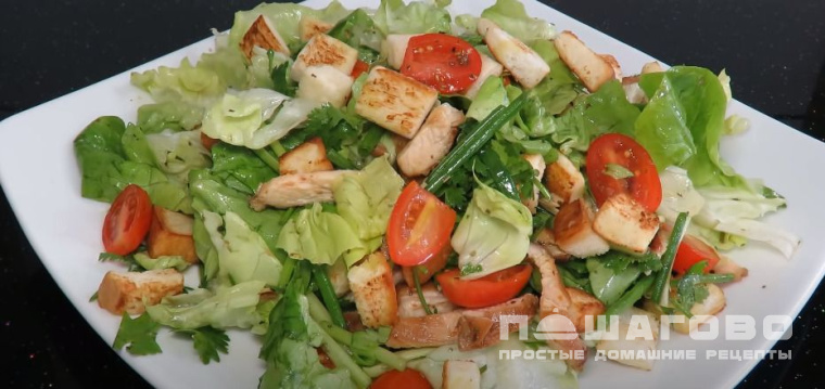 Зеленый салат с гренками