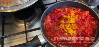 Фото приготовления рецепта: Классический украинский борщ с салом - шаг 4