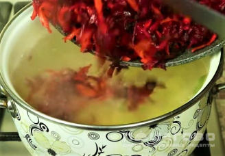 Фото приготовления рецепта: Борщ с килькой в томате - шаг 4