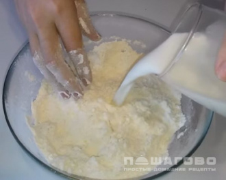 Фото приготовления рецепта: Осетинский пирог с сыром и зеленью - шаг 2