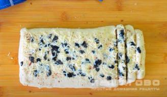 Фото приготовления рецепта: Гриссини с чесноком и сыром - шаг 6