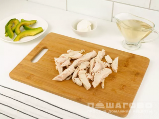 Фото приготовления рецепта: Ролл с курицей, авокадо и сыром - шаг 4