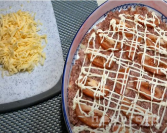 Фото приготовления рецепта: Картофельная запеканка с фаршем и сыром в духовке - шаг 4
