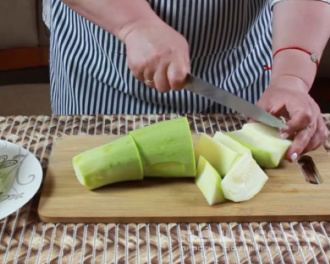Фото приготовления рецепта: Кабачки, тушеные с овощами на сковороде - шаг 1