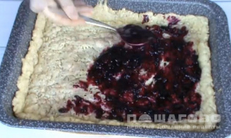 Фото приготовления рецепта: Нежный песочный торт с белковым кремом - шаг 5