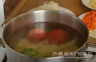 Фото приготовления рецепта: Вегетарианский суп с капустой - шаг 3