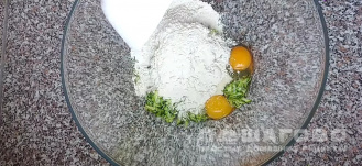 Фото приготовления рецепта: Чебуреки из кабачков с фаршем - шаг 2