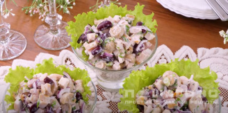 Фото приготовления рецепта: Салат с фасолью и маринованными грибами - шаг 5