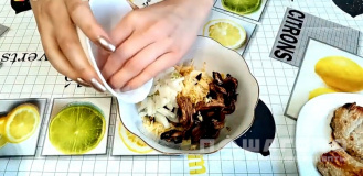 Фото приготовления рецепта: Шницель с грибами и сыром в духовке - шаг 7