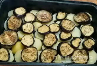 Фото приготовления рецепта: Мусака классическая с картошкой и баклажанами - шаг 7
