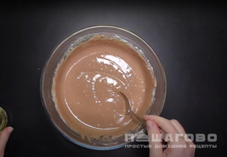 Фото приготовления рецепта: Быстрые шоколадные оладьи - шаг 4