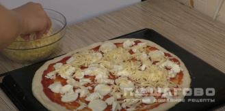 Фото приготовления рецепта: Пицца с колбасой - шаг 12