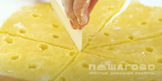 Фото приготовления рецепта: Печенье «Сырные крекеры» - шаг 7