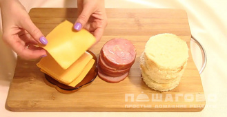 Фото приготовления рецепта: Бутерброды с ананасом и ветчиной для фуршета - шаг 2