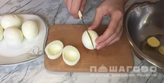 Фото приготовления рецепта: Фаршированные яйца с печенью трески - шаг 1