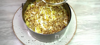Фото приготовления рецепта: Салат из ананасов с сыром и чесноком - шаг 13