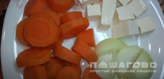 Фото приготовления рецепта: Икра из селедки с морковью и плавленным сыром - шаг 2